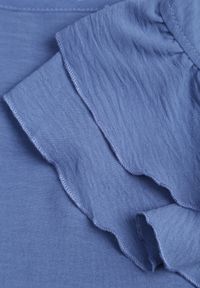 Renee - Granatowa Rozkloszowana Sukienka z Falbankami przy Rękawach Wiązana w Talii Paskiem Rissada. Okazja: na imprezę. Typ kołnierza: kołnierz z falbankami. Kolor: niebieski. Typ sukienki: rozkloszowane #7