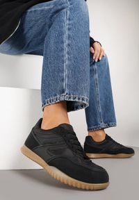 Born2be - Czarne Sneakersy w Stylu Tenisówek Ozdobione Geometrycznym Wzorem Fesilia. Okazja: na co dzień. Kolor: czarny. Materiał: jeans. Wzór: aplikacja, geometria