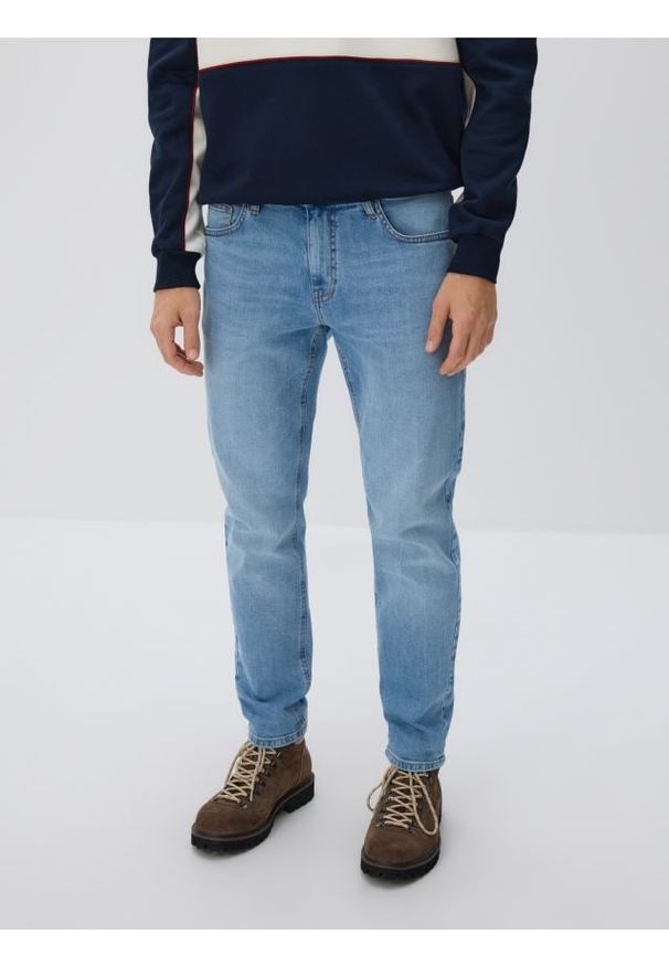 Reserved - Jeansy slim z efektem sprania - niebieski. Kolor: niebieski