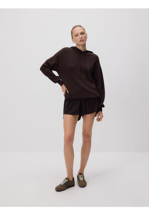 Reserved - Gładkie szorty z modalem - ciemnobrązowy. Kolor: brązowy. Materiał: tkanina. Wzór: gładki