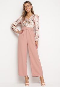 Born2be - Różowy Kombinezon z Szerokimi Nogawkami z Kwiatową Górą i Paskiem z Klamrą Ilanvi. Okazja: na co dzień. Kolor: różowy. Długość rękawa: długi rękaw. Długość: długie. Wzór: kwiaty. Styl: casual #1