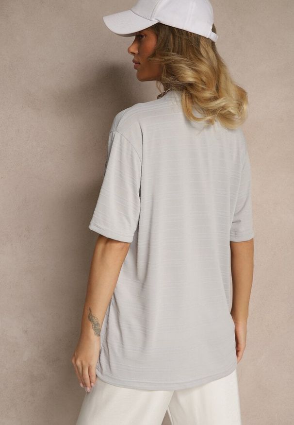 Renee - Jasnoszara Koszulka T-shirt z Naszytą Kieszonką TLanitra. Okazja: na co dzień. Kolor: szary. Materiał: jeans. Wzór: aplikacja. Sezon: lato, wiosna. Styl: elegancki, casual