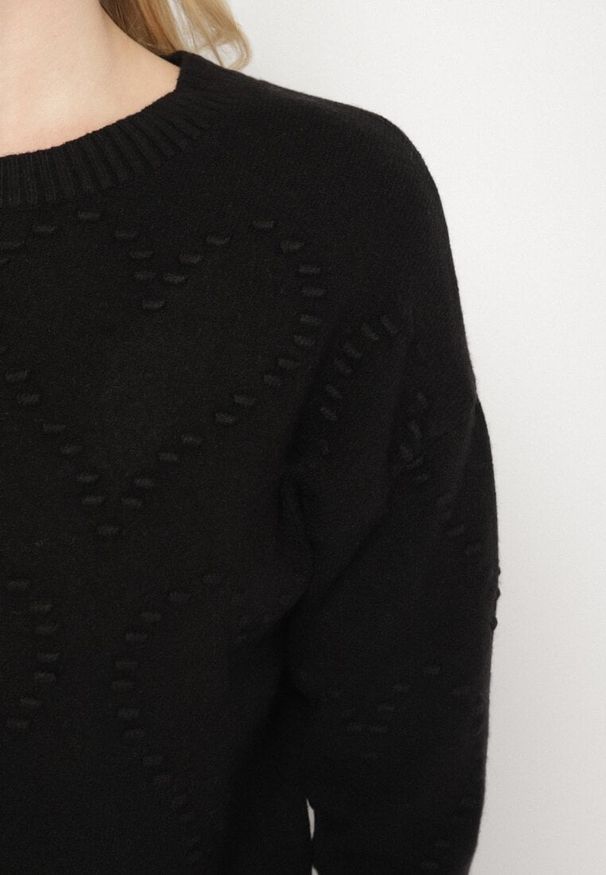 Born2be - Czarny Sweter Ozdobiony Motywem Serc Unisae. Okazja: na co dzień. Kolor: czarny. Materiał: jeans. Wzór: aplikacja. Styl: casual