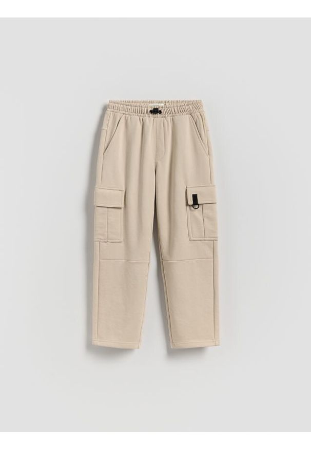 Reserved - Bawełniane spodnie cargo - beżowy. Kolor: beżowy. Materiał: bawełna