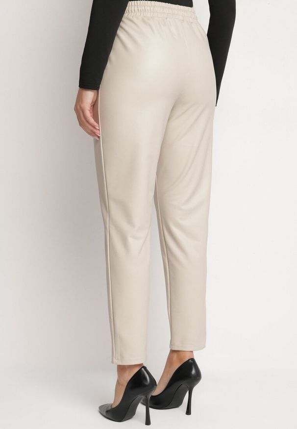 Born2be - Beżowe Spodnie z Wysokim Stanem z Imitacji Skóry z Gumką w Pasie Esarienne. Okazja: na co dzień. Stan: podwyższony. Kolor: beżowy. Materiał: skóra. Styl: casual, elegancki