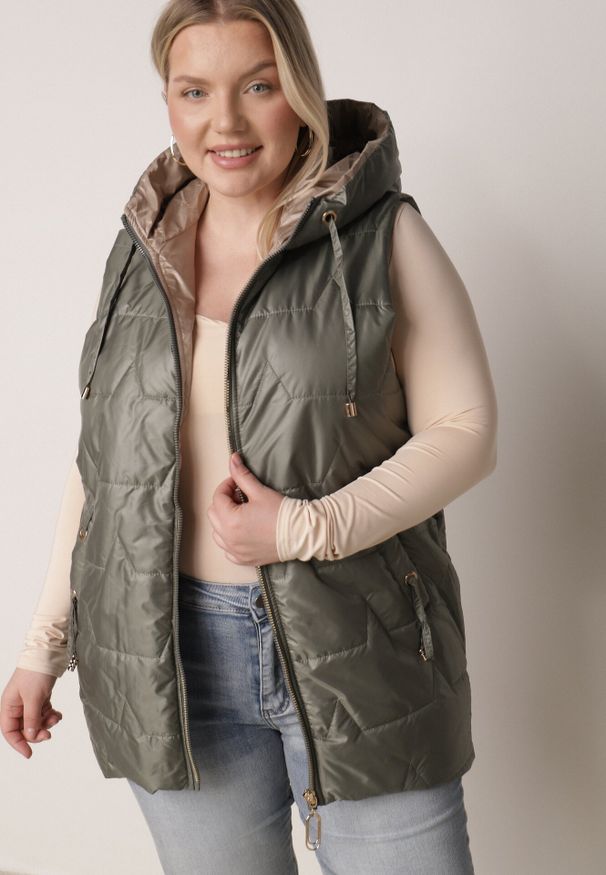 Born2be - Zielona Kamizelka z Nieodpinanym Kapturem i Geometrycznym Pikowaniem Kalousa. Okazja: na co dzień. Kolor: zielony. Materiał: jeans, dresówka. Długość rękawa: długi rękaw. Wzór: geometria. Styl: casual, klasyczny