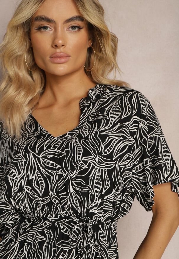 Renee - Czarno-Biała Sukienka w Drobny Wzór o Rozkloszowanym Fasonie Wiązana w Talii Ferettia. Typ kołnierza: dekolt w serek. Kolor: czarny. Materiał: tkanina. Długość rękawa: krótki rękaw. Sezon: lato. Typ sukienki: rozkloszowane. Styl: klasyczny