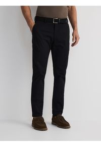 Reserved - Spodnie chino slim z paskiem - czarny. Kolor: czarny. Materiał: bawełna, tkanina #1
