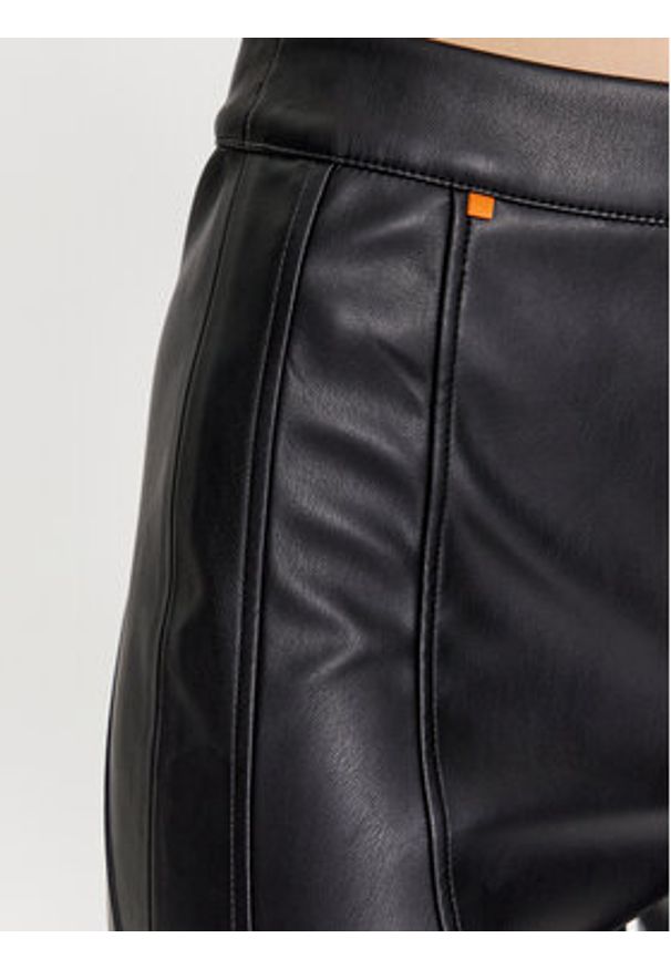 BOSS - Boss Spodnie z imitacji skóry 50501104 Czarny Slim Fit. Kolor: czarny. Materiał: skóra