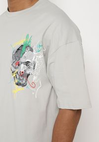 Born2be - Szara Koszulka z Krótkim Rękawem T-Shirt z Nadrukiem z Przodu i na Plecach Franestia. Okazja: na co dzień. Kolor: szary. Materiał: jeans. Długość rękawa: krótki rękaw. Długość: krótkie. Wzór: nadruk. Styl: casual, elegancki #3