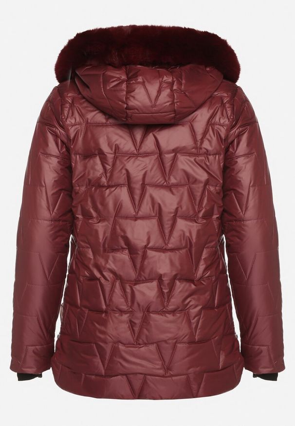 Born2be - Bordowa Pikowana Kurtka z Kapturem z Futerkiem Azilma. Okazja: na co dzień, na spacer. Typ kołnierza: kaptur. Kolekcja: plus size. Kolor: czerwony. Materiał: futro. Wzór: aplikacja. Styl: klasyczny, casual