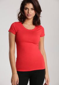 Renee - Czerwony T-shirt Ariema. Kolor: czerwony. Materiał: dzianina. Długość rękawa: krótki rękaw. Długość: krótkie. Wzór: gładki