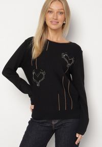 Born2be - Czarny Sweter Ozdobiony Sercami z Cyrkonii Unaressa. Okazja: na co dzień. Kolor: czarny. Materiał: jeans. Wzór: aplikacja. Styl: elegancki, casual