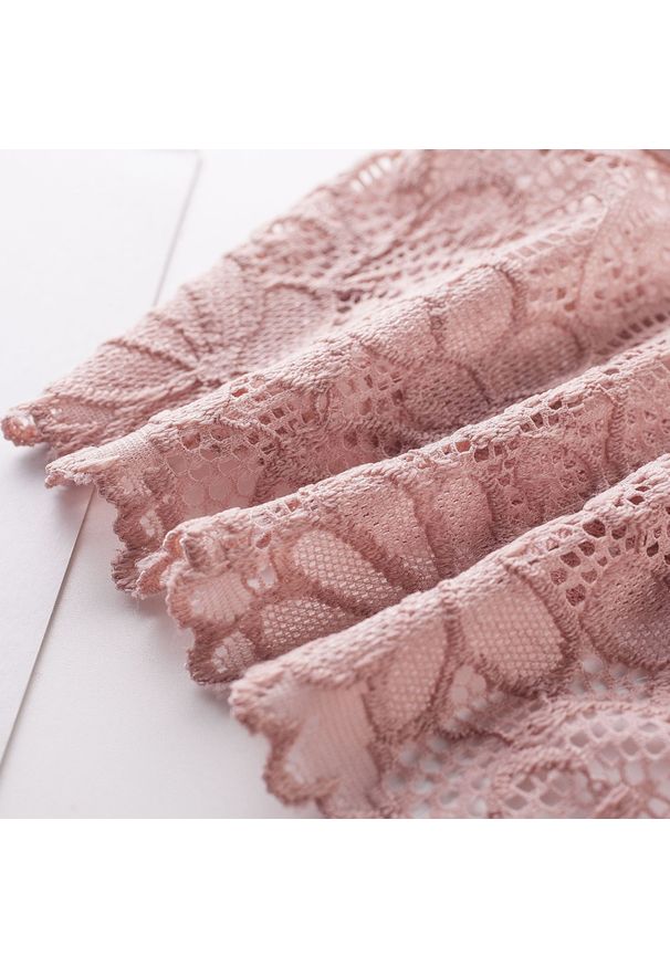 Intica - Koronkowe majtki brazylijskie z kokardką Boksoon. Kolor: beżowy. Materiał: koronka. Wzór: koronka