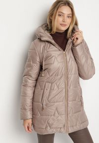 Born2be - Ciemnobeżowa Pikowana Kurtka o Prostym Kroju z Kapturem Nalarea. Okazja: na co dzień. Typ kołnierza: kaptur. Kolekcja: plus size. Kolor: beżowy. Materiał: jeans, poliester, dzianina. Styl: klasyczny, casual, elegancki