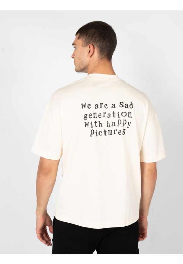 Les Hommes T-Shirt "Happy Pictures Oversize" | LBT1015700P | Mężczyzna | Beżowy. Okazja: na co dzień. Kolor: beżowy. Materiał: bawełna. Wzór: nadruk. Styl: elegancki, casual, klasyczny