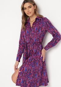 Born2be - Fuksjowo-Granatowa Sukienka Koszulowa Wiązana w Pasie Macedonia. Kolor: różowy. Materiał: materiał. Długość rękawa: długi rękaw. Wzór: nadruk. Typ sukienki: koszulowe. Styl: elegancki. Długość: midi #3