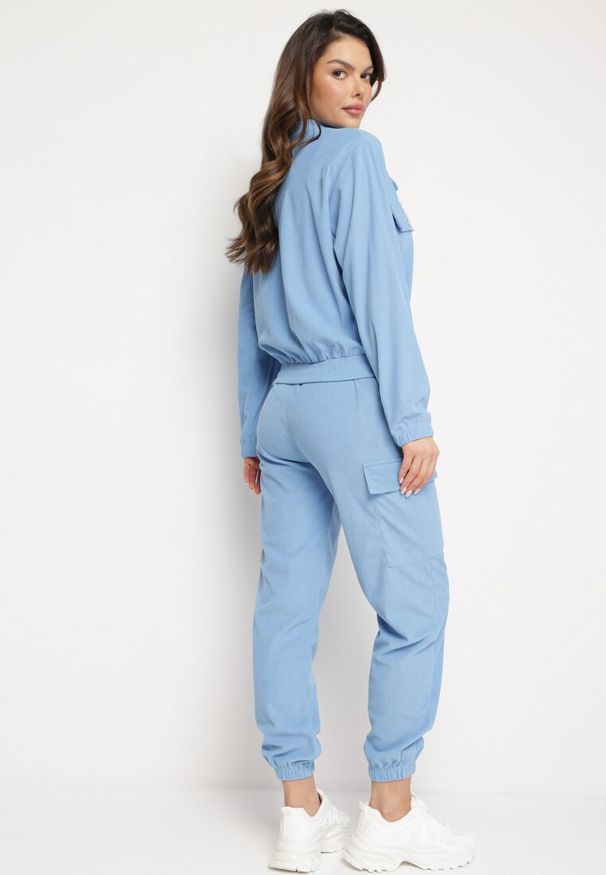 Born2be - Niebieski Komplet Dresowy Utility z Bluzą z Kołnierzykiem i Joggerami z Szerokimi Klapami Imixa. Kolor: niebieski. Materiał: dresówka. Wzór: aplikacja