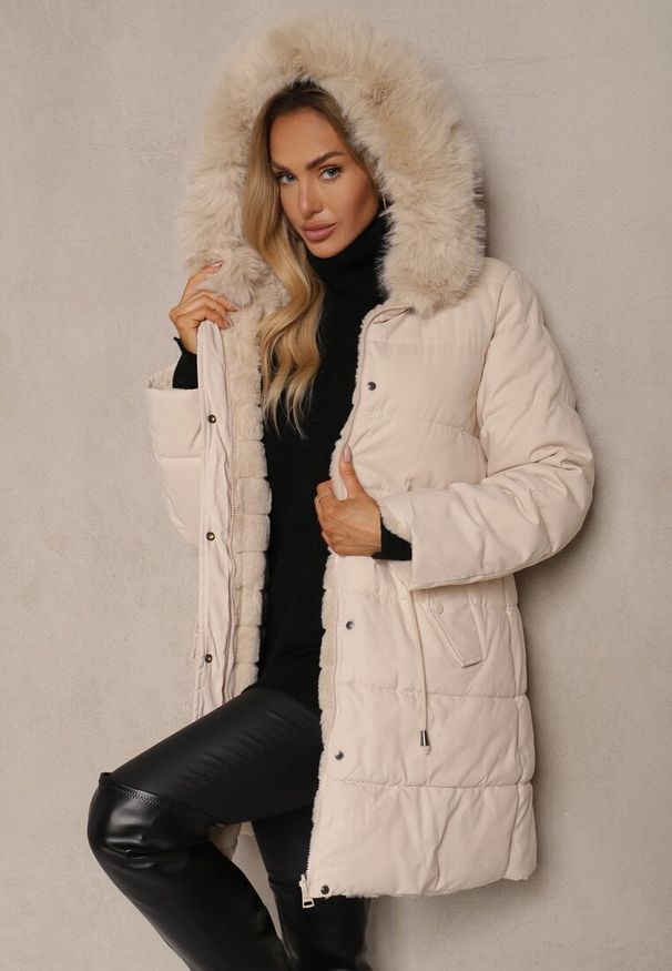 Renee - Jasnobeżowa Dwustronna Kurtka z Pikowanymi Przeszciami Kapturem i Ściągaczem w Talii Mesizola. Okazja: na co dzień, na spacer. Kolor: beżowy. Materiał: jeans, futro. Styl: casual, elegancki