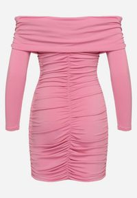 Born2be - Fuksjowa Dopasowana Sukienka Hiszpanka z Marszczeniami Ailisma. Typ kołnierza: dekolt hiszpanka. Kolor: różowy. Styl: elegancki #4