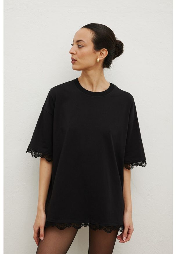 Marsala - Tshirt typu oversize z KORONKĄ w kolorze BLACK- MIDNIGHT-XS/S. Okazja: na co dzień. Materiał: koronka. Wzór: koronka. Styl: klasyczny, casual