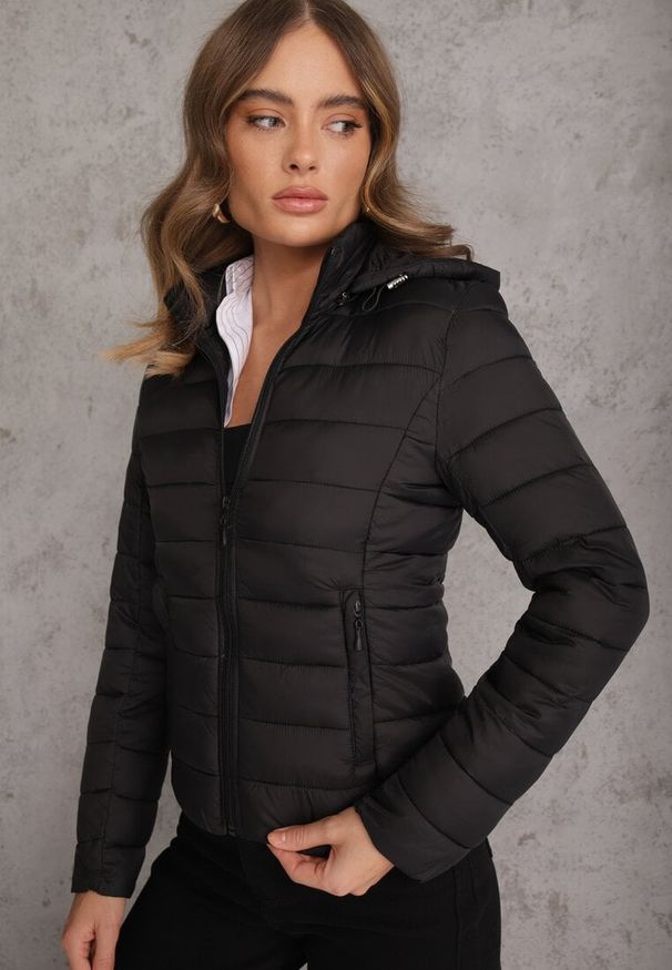 Renee - Czarna Pikowana Kurtka Przejściowa o Taliowanym Kroju z Odpinanym Kapturem Elzinnora. Kolor: czarny. Materiał: jeans, nylon