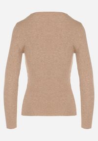 Born2be - Ciemnobeżowy Dopasowany Sweter z Prążkowanej Dzianiny z Bawełną z Dekoltem w Serek Tesma. Okazja: na co dzień. Typ kołnierza: dekolt w serek. Kolor: beżowy. Materiał: dzianina, bawełna, prążkowany. Długość rękawa: długi rękaw. Długość: długie. Styl: casual, elegancki #7