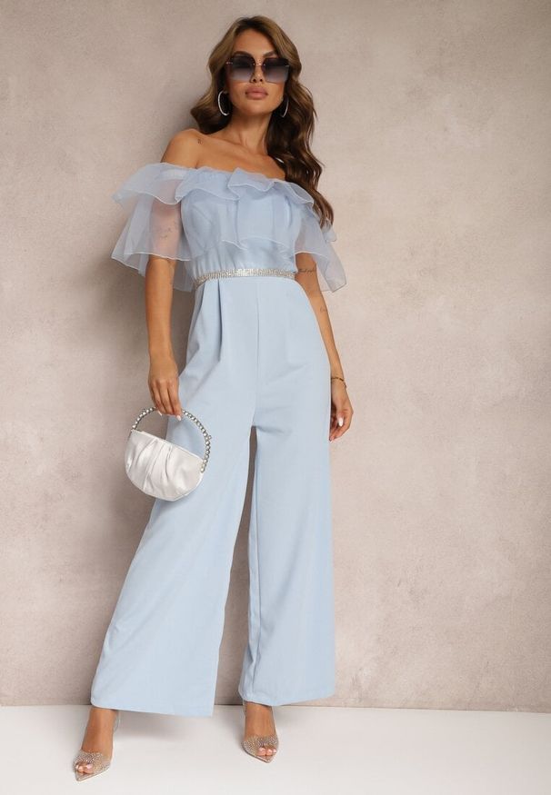 Renee - Jasnoniebieski Koktajlowy Kombinezon z Falbanką przy Dekolcie bez Rękawów Tessita. Kolor: niebieski. Długość rękawa: bez rękawów. Styl: wizytowy