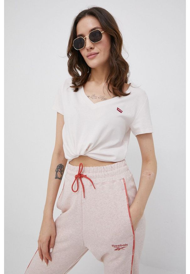 Levi's® - Levi's t-shirt bawełniany kolor różowy. Okazja: na co dzień, na spotkanie biznesowe. Kolor: różowy. Materiał: bawełna. Wzór: gładki. Styl: biznesowy, casual