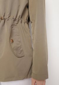 Born2be - Zielona Kurtka Parka z Odpinanym Kapturem i Ozdobnymi Suwakami Velotia. Okazja: na co dzień. Kolor: zielony. Materiał: jeans, koronka. Długość rękawa: długi rękaw. Długość: długie. Wzór: koronka. Styl: klasyczny, casual, elegancki #2