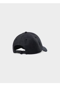 4f - Czapka z daszkiem strapback męska - głęboka czerń. Kolor: czarny. Materiał: materiał, bawełna. Wzór: haft. Sezon: lato. Styl: sportowy, casual, klasyczny