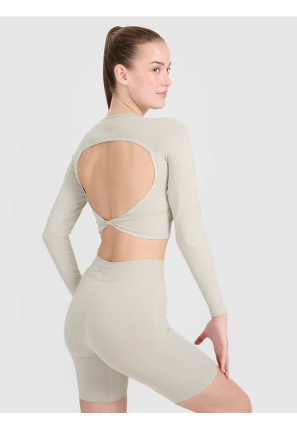 4f - 4F Longsleeve treningowy crop-top z wycięciem na plecach damski - beżowy M/L. Kolor: beżowy. Długość rękawa: długi rękaw