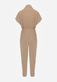 Born2be - Ciemnobeżowy Kombinezon Aliker. Okazja: na co dzień. Kolor: beżowy. Długość rękawa: krótki rękaw. Długość: krótkie. Wzór: aplikacja. Styl: elegancki, casual #6