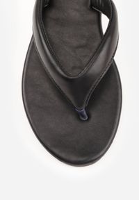 Born2be - Czarne Klapki Japonki z Imitacji Skóry na Płaskiej Podeszwie w Klasycznym Stylu Evadise. Okazja: na co dzień. Kolor: czarny. Materiał: skóra. Sezon: wiosna, lato. Obcas: na płaskiej podeszwie. Styl: klasyczny #4