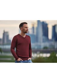 Sweter Męski Wełniany - Dekolt w Serek - Pako Jeans - Bordowy. Okazja: na spotkanie biznesowe, do pracy. Typ kołnierza: dekolt w serek. Kolor: czerwony. Materiał: akryl, wełna. Styl: biznesowy, klasyczny