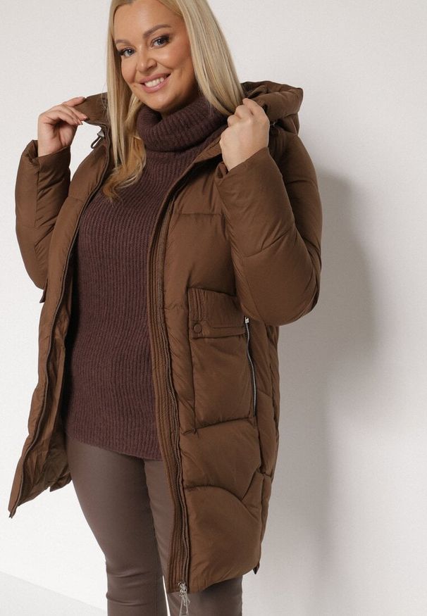 Born2be - Brązowa Długa Pikowana Kurtka z Nieodpinanym Kapturem Mevessia. Okazja: na co dzień. Kolor: brązowy. Materiał: jeans. Długość: długie. Styl: elegancki, klasyczny, casual