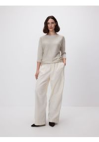 Reserved - Sweter z metalizowaną nitką - złoty. Kolor: złoty. Materiał: wiskoza