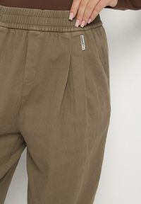 Born2be - Ciemnozielone Szerokie Bawełniane Spodnie z Wysokim Stanem i Podwiniętymi Nogawkami Nalofia. Okazja: na randkę, na co dzień. Stan: podwyższony. Kolor: zielony. Materiał: bawełna. Styl: casual #4