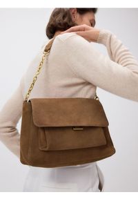 Reserved - Zamszowa torebka na ramię - beżowy. Kolor: beżowy. Materiał: zamszowe. Rodzaj torebki: na ramię #1