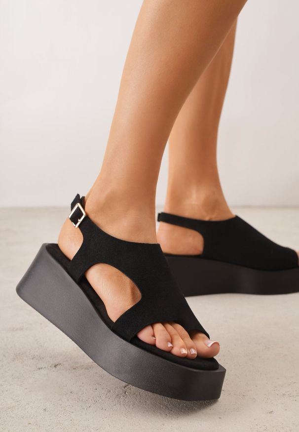 Born2be - Czarne Sandały na Platformie i Koturnie z Paskiem na Duży Palec Rodenos. Okazja: na co dzień. Zapięcie: pasek. Kolor: czarny. Materiał: len. Obcas: na koturnie. Styl: casual