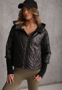 Renee - Czarna Pikowana Kurtka z Kapturem z Materiałem na Rękawach Grigoria. Okazja: na co dzień. Typ kołnierza: kaptur. Kolor: czarny. Materiał: materiał. Długość rękawa: długi rękaw. Styl: casual, elegancki #1