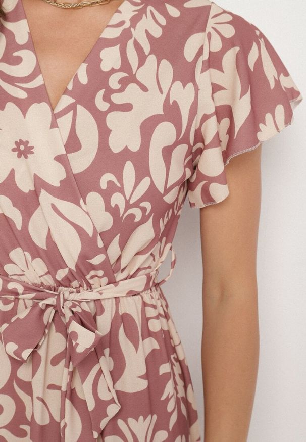 Born2be - Ciemnobeżowa Sukienka o Rozkloszowanym Kroju w Kwiaty Ozdobiona Paskiem Nilatra. Okazja: na co dzień. Kolor: beżowy. Długość rękawa: krótki rękaw. Wzór: aplikacja, kwiaty. Sezon: lato. Typ sukienki: rozkloszowane. Styl: casual, elegancki