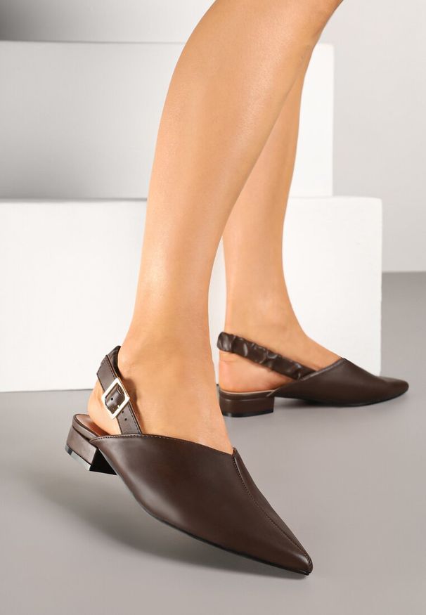 Born2be - Brązowe Sandały ze Szpiczastym Noskiem i Sprzączką Jeneliena. Okazja: na imprezę, na co dzień. Nosek buta: szpiczasty. Zapięcie: sprzączka. Kolor: brązowy. Styl: casual, klasyczny, elegancki