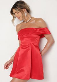 Born2be - Czerwona Satynowa Sukienka Hiszpanka Vices z Kwiatowymi Aplikacjami Fennalisa. Okazja: na ślub cywilny, na wesele, na imprezę. Typ kołnierza: dekolt hiszpanka. Kolor: czerwony. Materiał: satyna. Wzór: aplikacja, kwiaty. Sezon: lato #2