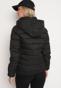 Born2be - Czarna Pikowana Kurtka ze Ściągaczem w Pasie i Odpinanym Kapturem Valentissa. Okazja: na co dzień. Kolor: czarny. Materiał: jeans. Styl: klasyczny, casual #4