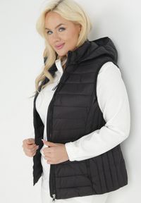 Born2be - Czarna Kamizelka Pikowana z Kapturem Kari. Okazja: na co dzień. Typ kołnierza: kaptur. Kolekcja: plus size. Kolor: czarny. Długość: długie. Wzór: gładki. Materiał: tkanina, sztruks. Długość rękawa: długi rękaw. Styl: casual #9