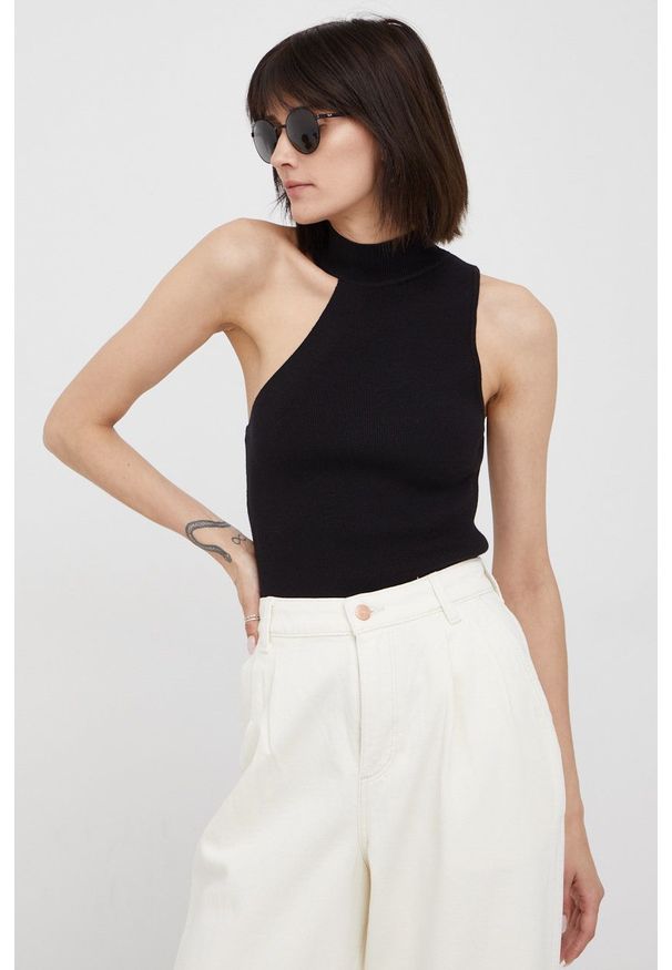 DKNY - Dkny top P2ASAA41 damski kolor czarny z półgolfem. Typ kołnierza: dekolt halter. Kolor: czarny. Materiał: dzianina