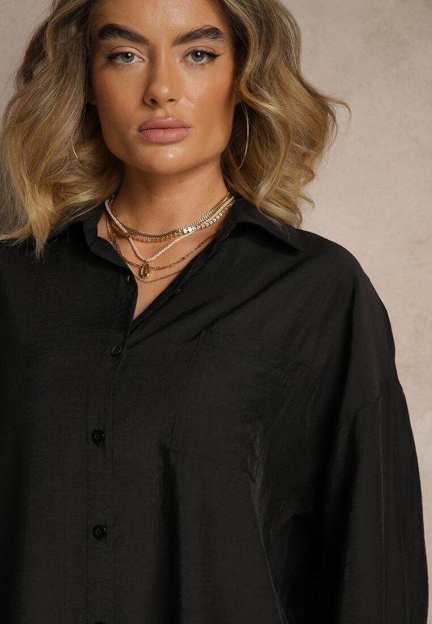Renee - Czarna Koszula Oversize w Klasycznym Stylu z Kieszonką Liozira. Okazja: na spotkanie biznesowe, na co dzień. Typ kołnierza: kołnierzyk klasyczny. Kolor: czarny. Styl: klasyczny