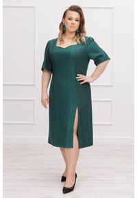 Moda Size Plus Iwanek - Elegancka zielona koktajlowa sukienka Helen XXL OVERSIZE WIOSNA. Typ kołnierza: dekolt w karo. Kolor: zielony. Materiał: elastan, poliester, materiał. Sezon: wiosna. Typ sukienki: oversize. Styl: wizytowy, elegancki #1