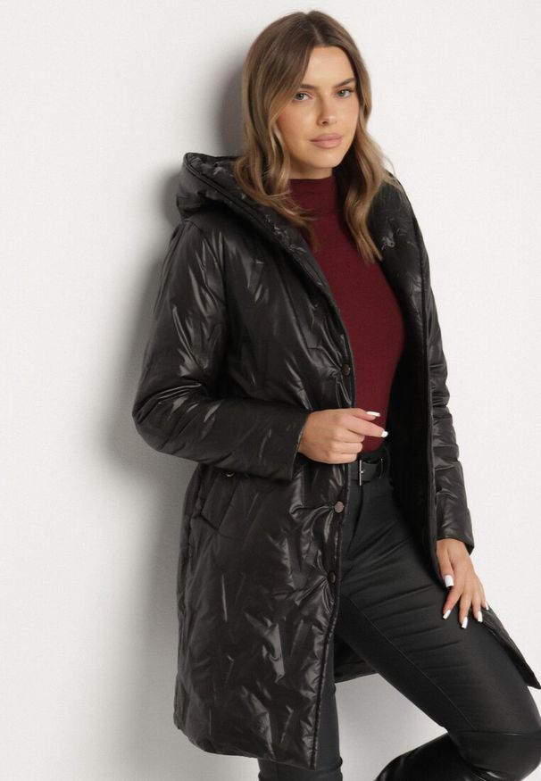 Born2be - Czarna Kurtka z Pikowanymi Przeszyciami Kapturem i Wiązanym Paskiem Erlexie. Okazja: do pracy, na spacer, na co dzień, na spotkanie biznesowe. Kolor: czarny. Materiał: dzianina, jeans. Styl: casual, klasyczny, biznesowy